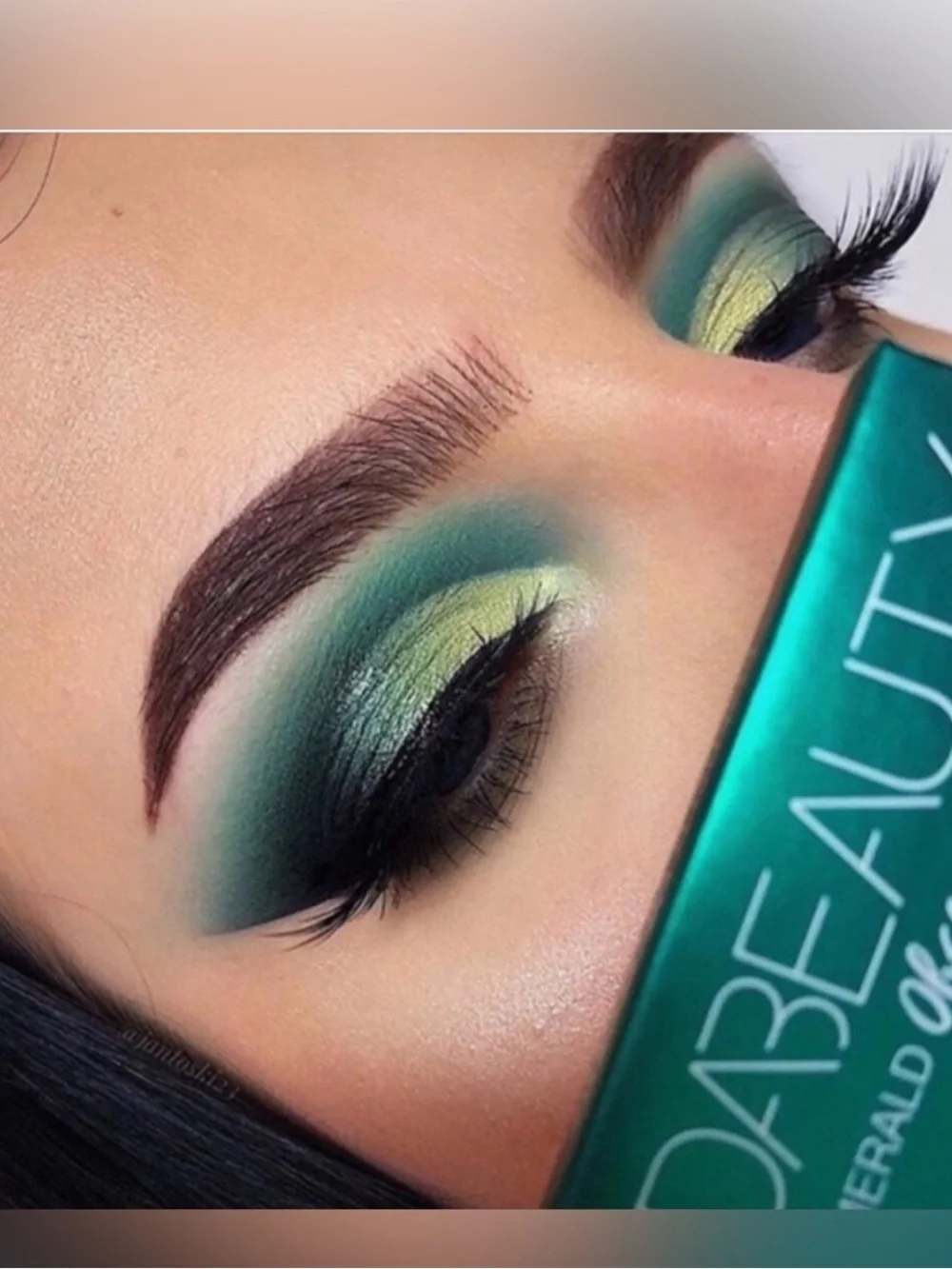HUDA BEAUTY vibrant teal